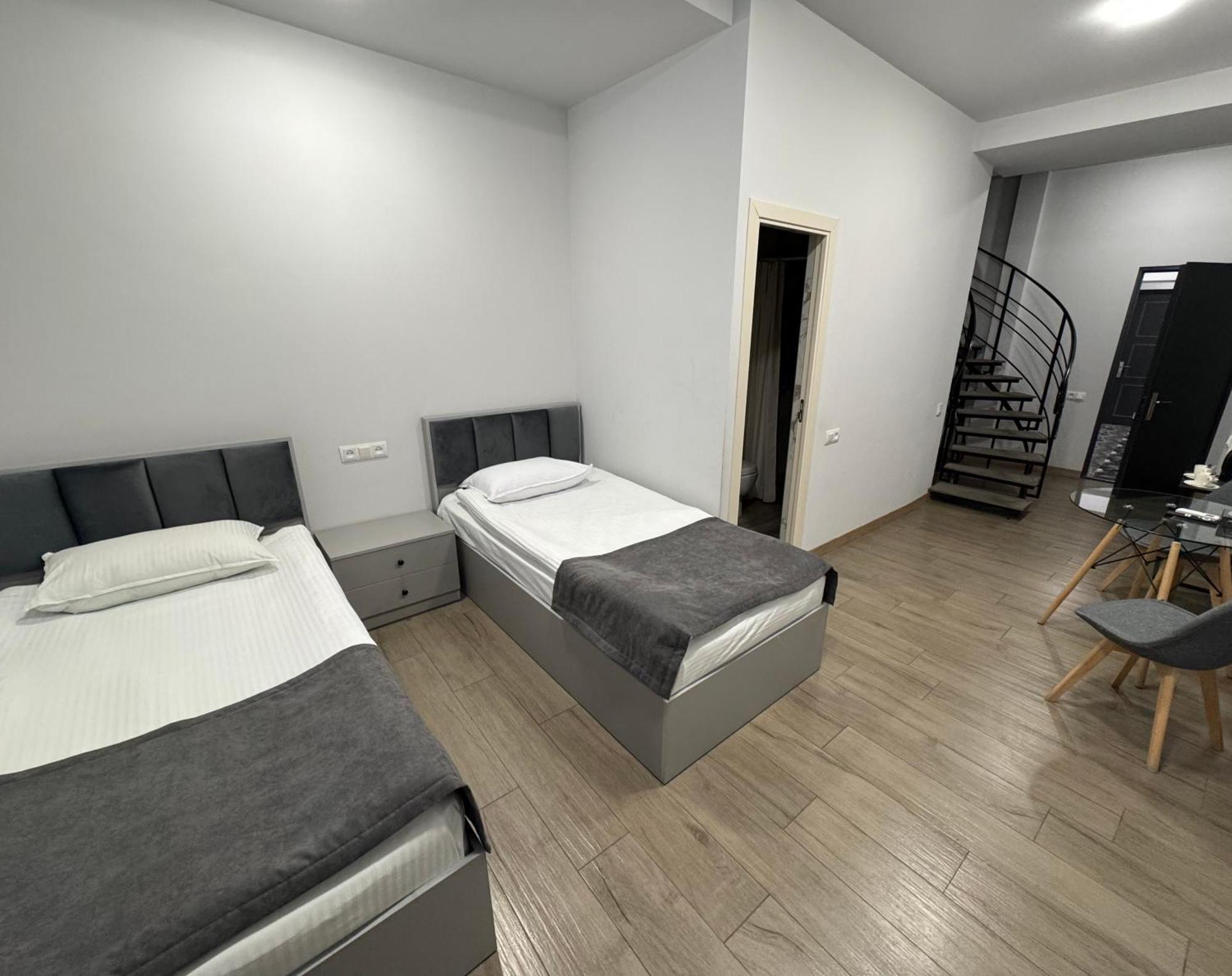 Lux Plaza Hotel P'arak'ar Eksteriør billede