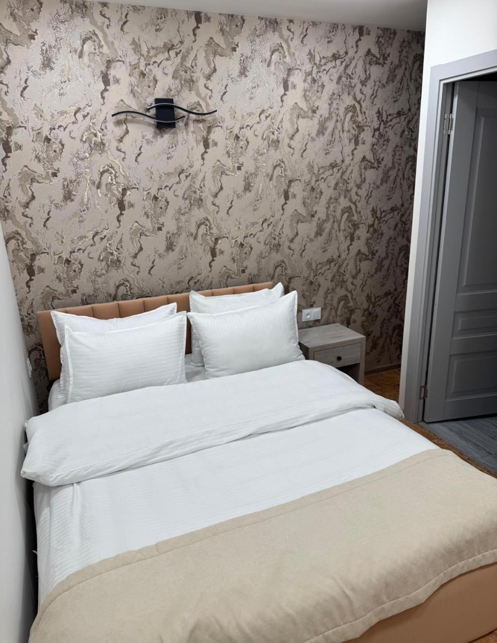 Lux Plaza Hotel P'arak'ar Eksteriør billede